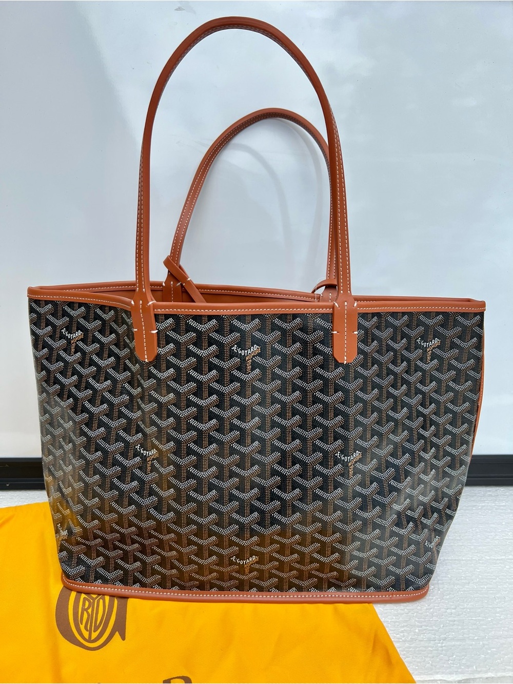 Goyard Tote Bag with Matching Pouch - Picture 3 of 16